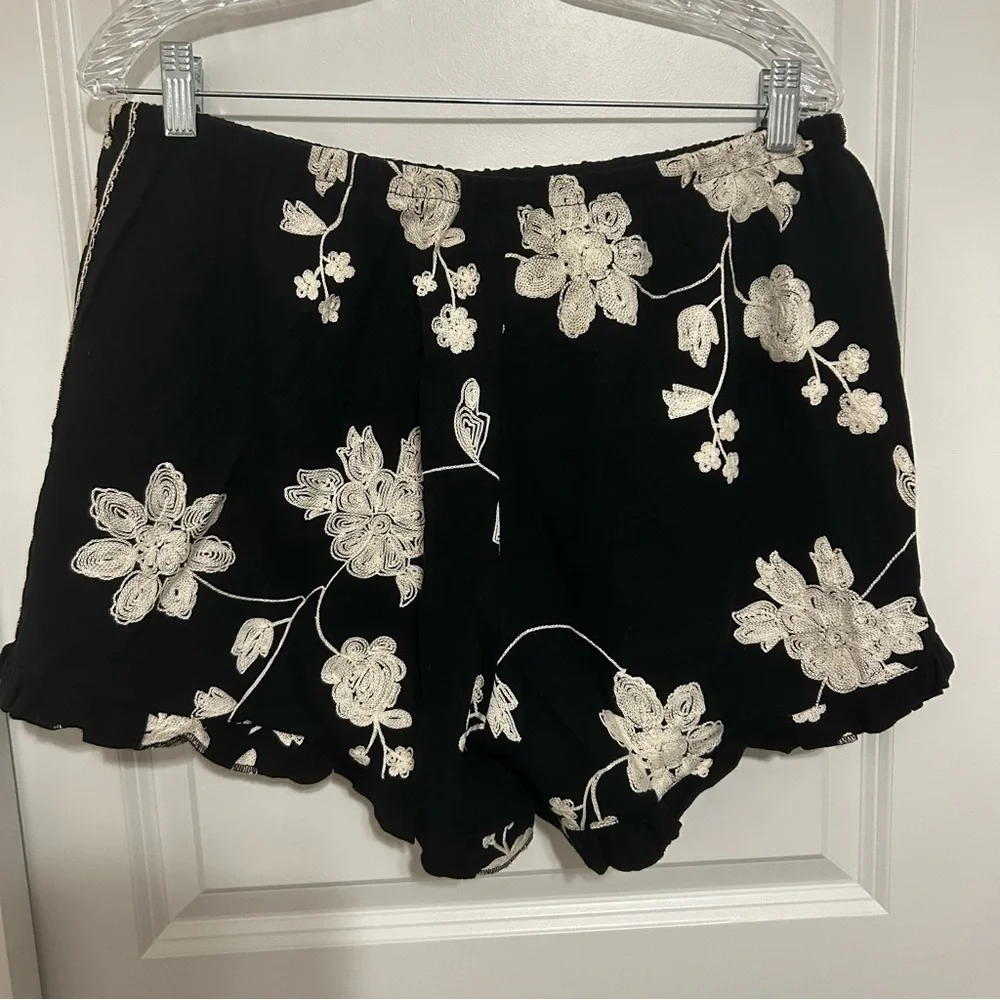 A Beautiful Soul Black Embroidered Floral Shorts Size L Boho Festival Tassel - Picture 7 of 10
